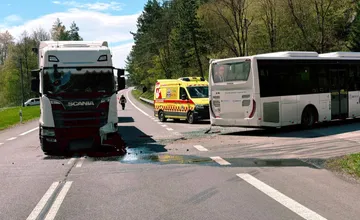 Na strednom Slovensku sa zrazil autobus s kamiónom, jedna z cestujúcich si zranila hlavu 
