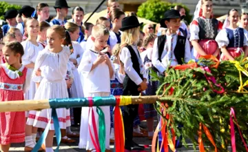 Mestá v Banskobystrickom kraji sa chystajú na stavanie májov. Kde všade si užijete túto jarnú tradíciu?