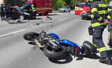 Na problémovej križovatke v Banskej Bystrici došlo k nehode, zranený motorkár skončil v nemocnici