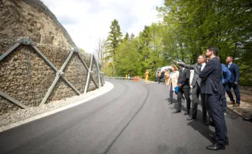 FOTO: V obci pri Bystrici hrozil zosuv pôdy na jedinú prístupovú cestu, mimoriadnu situáciu sa podarilo vyriešiť