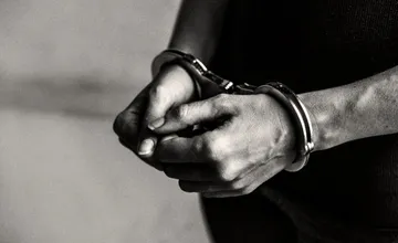 Útočník na Poltári sa pokúsil zapáliť muža a jeho auto. Súd rozhodol o jeho vzatí do väzby 