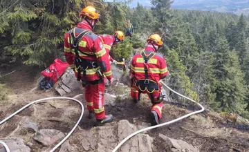 FOTO: Dramatický zásah v horách. Les pri Hriňovej zachvátil oheň, hasiči nasadili lezeckú techniku aj leteckú pomoc