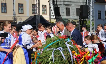 FOTO: Jar vítali folklórom aj spevom. Máje vyrástli v mestách aj dedinách naprieč banskobystrickým krajom 