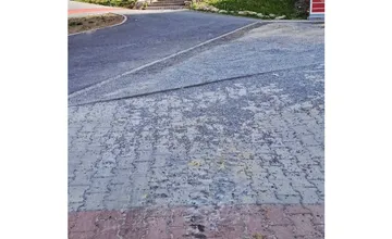 Chodník nad zastávkou v Sásovej už potrápil nejedného obyvateľa, môže aj za viaceré pády
