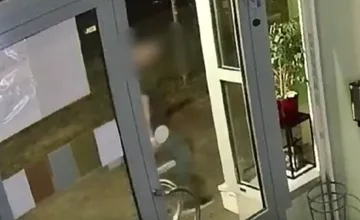 VIDEO: Kozmetický salón vo Zvolene rieši opakované krádeže, neznámy muž si z miesta odnáša stále ten istý predmet