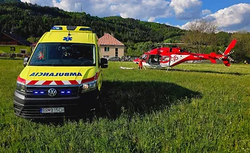 FOTO: Do obce na Horehroní leteli záchranári na pomoc pacientovi s ťažkým poranením hrudníka