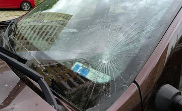 Sásovčan si našiel poškodené auto, podľa neho to vyzerá akoby niekto niečo vyhodil z okna. Susedia ho  však prekvapili