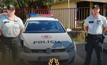 Hrdinskí policajti z Jelšavy zachránili staršiu ženu z horiaceho domu, riskovali pritom vlastné životy