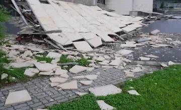 FOTO: Z ikonickej budovy zvolenskej univerzity opadal mramor a zostali surové panely, oprava bude náročná