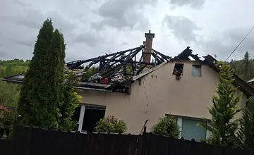 FOTO: Po ničivom požiari na Horehroní prišla rodina o domov, pre mamu s deťmi vznikla zbierka pomoci