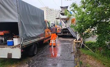 Ranný chaos pri škole v Banskej Bystrici pobúril rodičov, deti obchádzali techniku po ceste medzi autami
