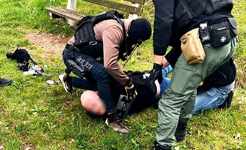 V Banskej Bystrici kukláči zadržali Andreja podozrivého z násilného trestného činu. Hľadali ho dva dni