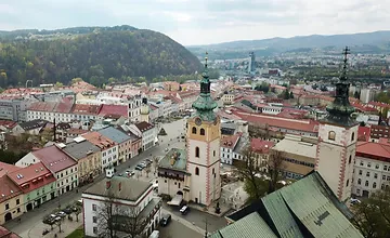 Červená, modrá a zelená v centre Banskej Bystrice. Viete, čo znamenajú vysvietené dominanty?
