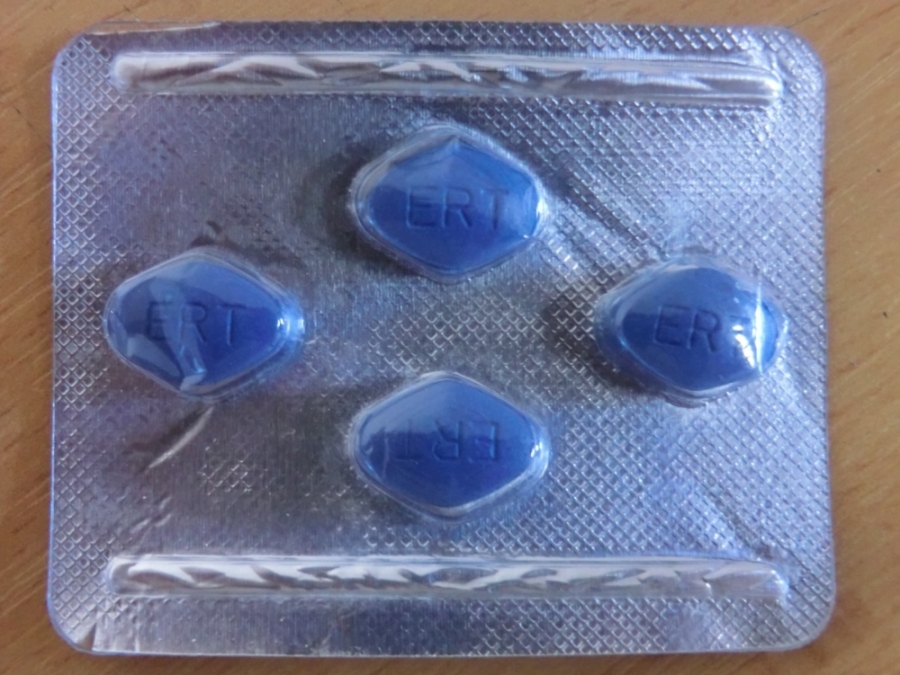 Colníci zadržali zásielku s falošnou viagrou a kondómami, foto 1