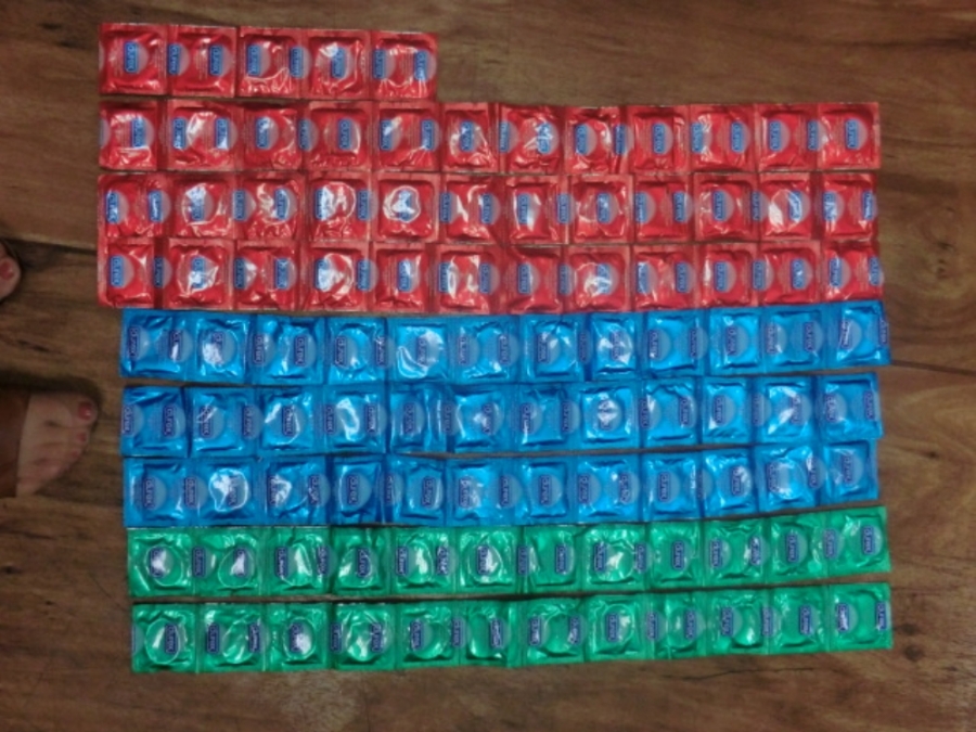 Colníci zadržali zásielku s falošnou viagrou a kondómami, foto 2