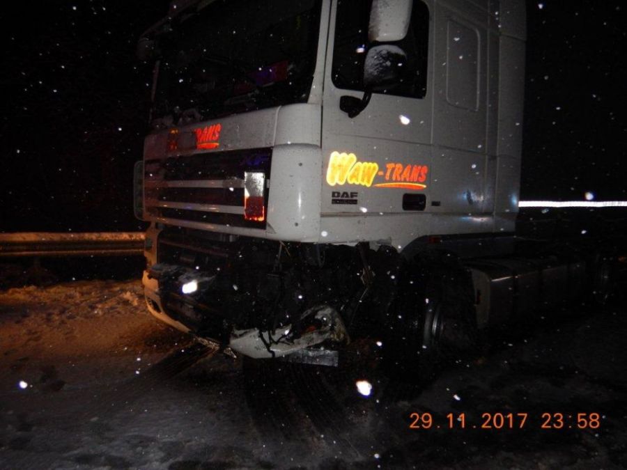 Dopravný chaos v Banskobystrickom kraji, na sneženie doplatila aj mladá vodička, foto 2