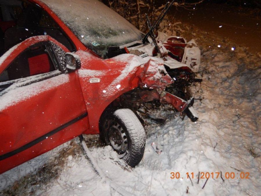 Dopravný chaos v Banskobystrickom kraji, na sneženie doplatila aj mladá vodička, foto 4