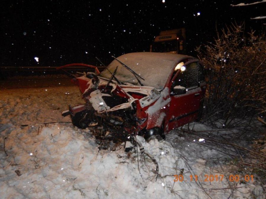 Dopravný chaos v Banskobystrickom kraji, na sneženie doplatila aj mladá vodička, foto 5