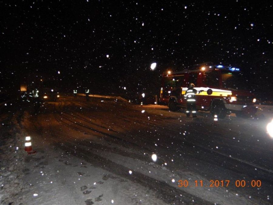 Dopravný chaos v Banskobystrickom kraji, na sneženie doplatila aj mladá vodička, foto 6