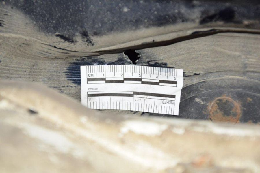 Policajná naháňačka v Lučenci, 38-ročný muž bez vodičského preukazu zastavil až po streľbe na auto, foto 2