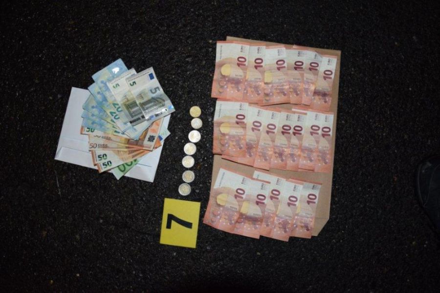 Policajná naháňačka v Lučenci, 38-ročný muž bez vodičského preukazu zastavil až po streľbe na auto, foto 5