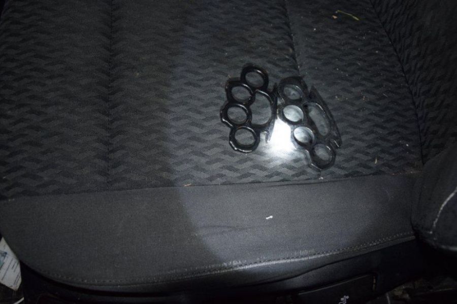 Policajná naháňačka v Lučenci, 38-ročný muž bez vodičského preukazu zastavil až po streľbe na auto, foto 6