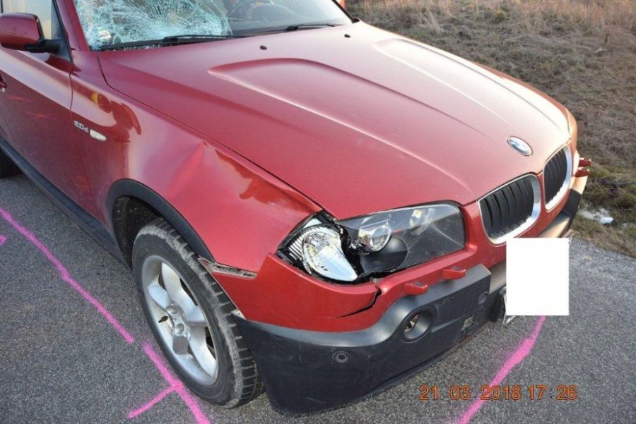 Nepozorných chlapcov na bicykloch zrazila vodička, 14-ročný cyklista utrpel vážne zranenia, foto 3