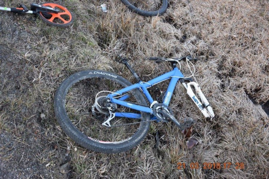 Nepozorných chlapcov na bicykloch zrazila vodička, 14-ročný cyklista utrpel vážne zranenia, foto 4