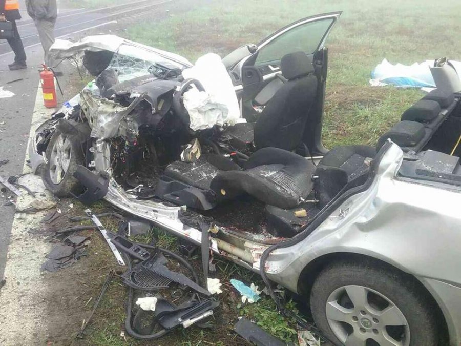 Tragická nehoda! Zrážku auta s vlakom neprežili dvaja mladí ľudia, hlásia aj viacero zranených, foto 2