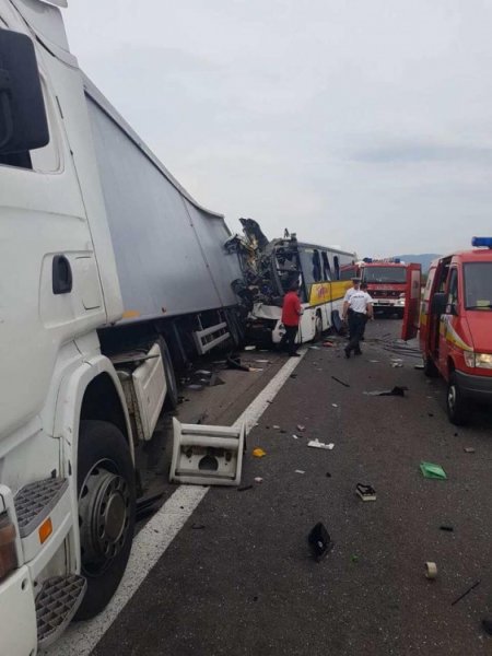 Tragická nehoda pri Badíne: Zrážku autobusu s kamiónom neprežili dvaja ľudia, zasahoval aj vrtuľník, foto 2