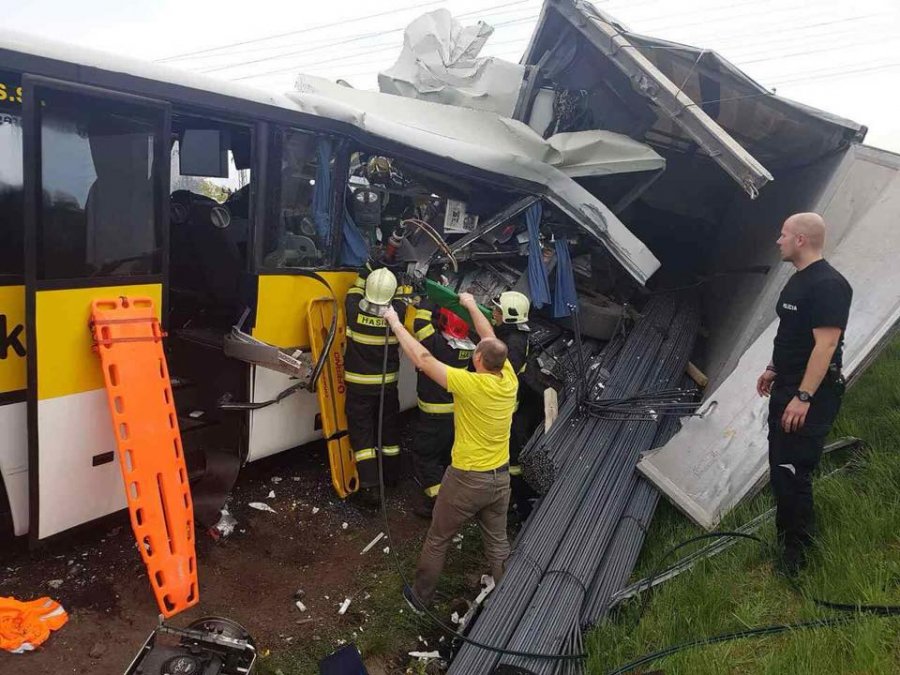 Tragická nehoda pri Badíne: Zrážku autobusu s kamiónom neprežili dvaja ľudia, zasahoval aj vrtuľník, foto 3