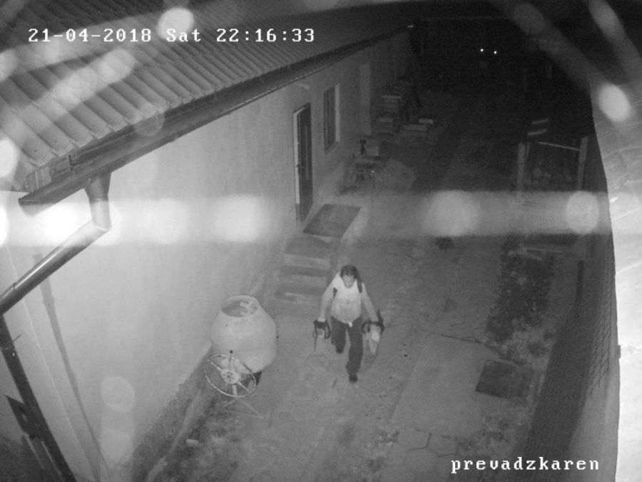 Polícia hľadá tohto muža: Vykradol obecný sklad v Chyžnej a odniesol si dve motorové píly za 900 eur, foto 1