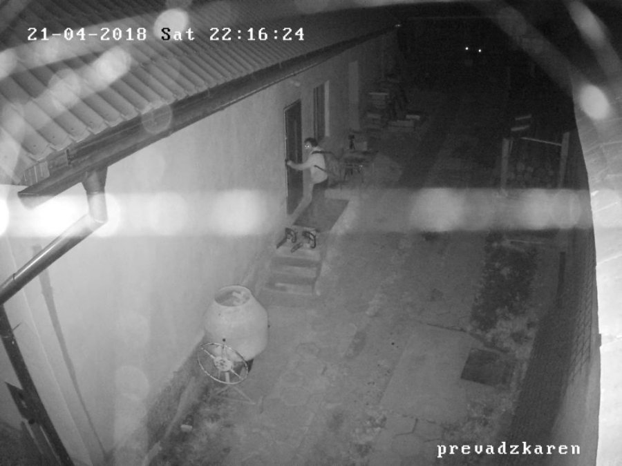 Polícia hľadá tohto muža: Vykradol obecný sklad v Chyžnej a odniesol si dve motorové píly za 900 eur, foto 3