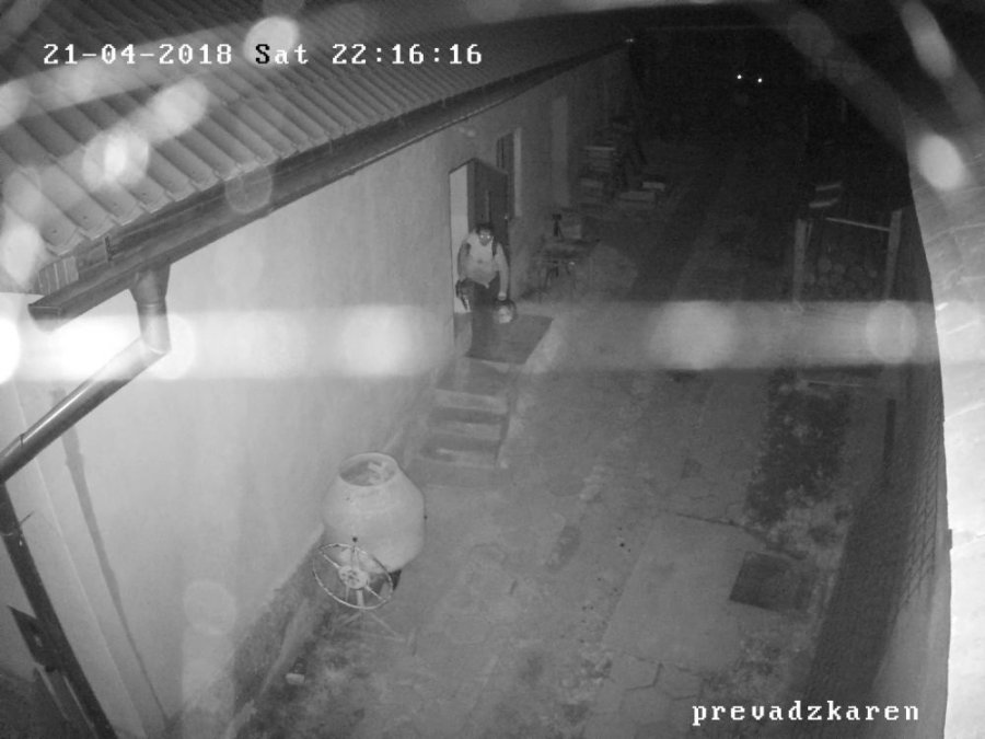 Polícia hľadá tohto muža: Vykradol obecný sklad v Chyžnej a odniesol si dve motorové píly za 900 eur, foto 4