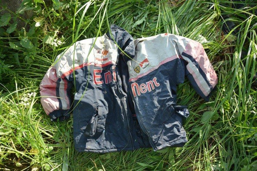 Našli telo neznámeho muža, ktorý mal oblečenú túto bundu, ak poznáte jej majiteľa volajte políciu, foto 1