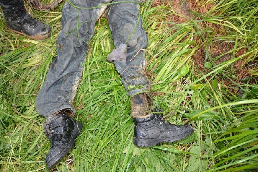Našli telo neznámeho muža, ktorý mal oblečenú túto bundu, ak poznáte jej majiteľa volajte políciu, foto 4