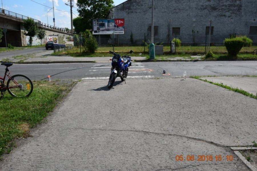 18-ročný motocyklista zrazil na priechode pre chodcov otca s dcérou, polícia mu zadržala vodičák, foto 1