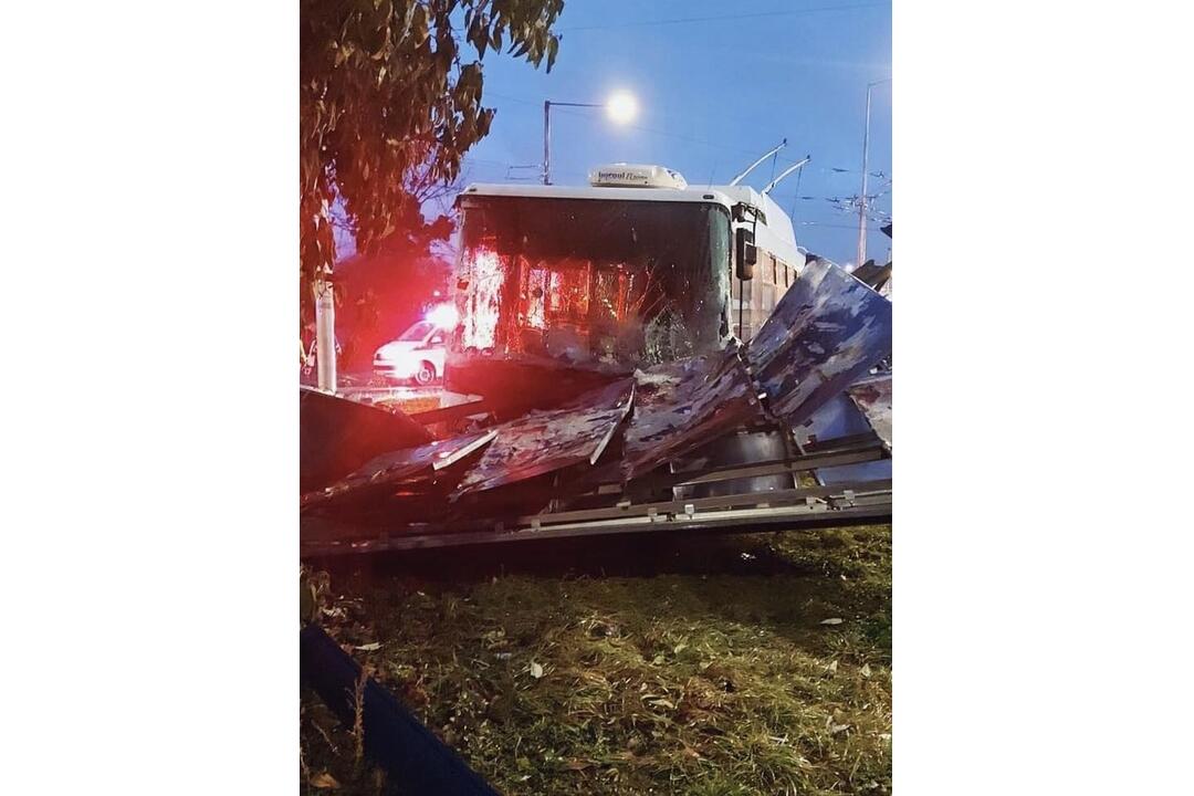 FOTO: Vážna nehoda trolejbusu a smetiarskeho auta, foto 3