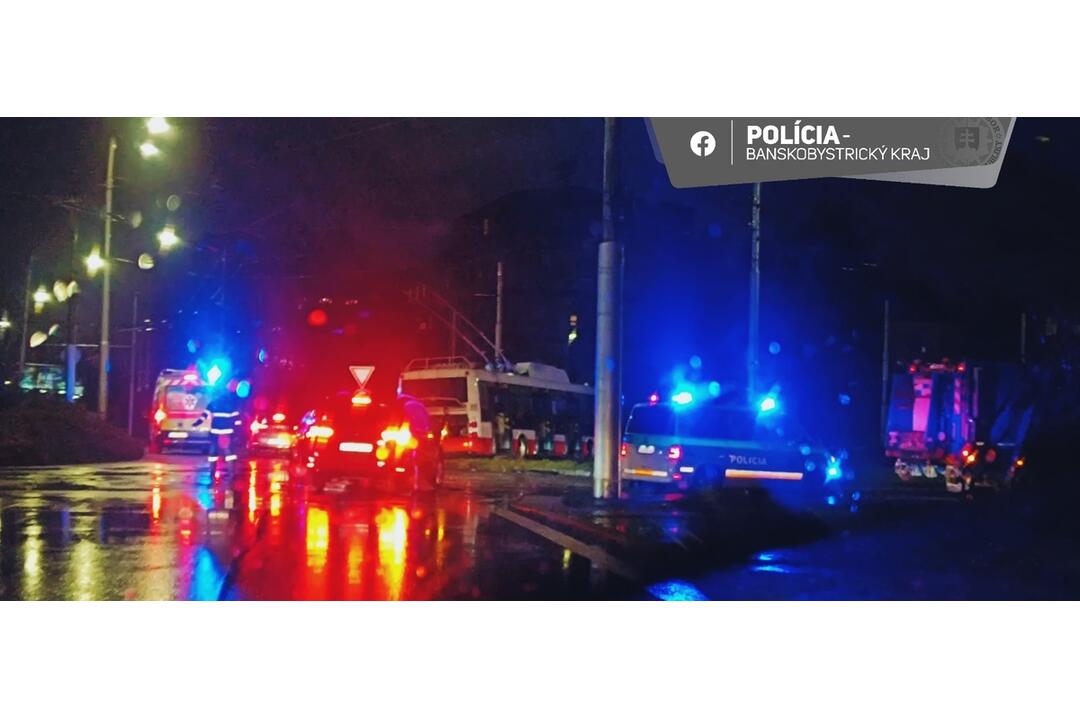 FOTO: Vážna nehoda trolejbusu a smetiarskeho auta, foto 1