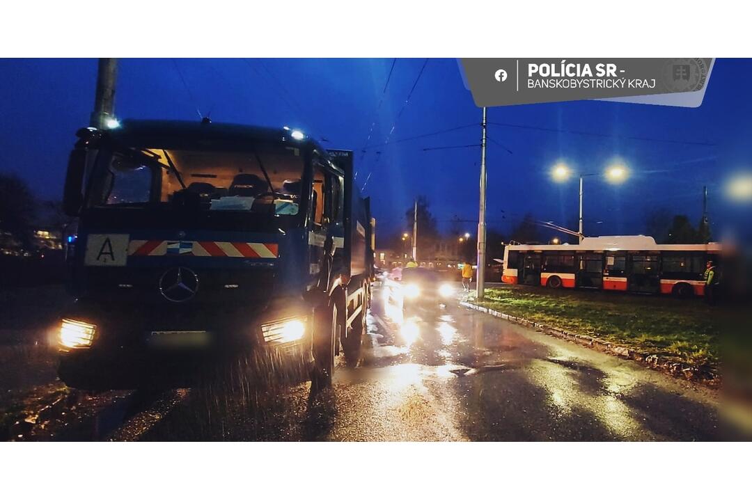 FOTO: Vážna nehoda trolejbusu a smetiarskeho auta, foto 4