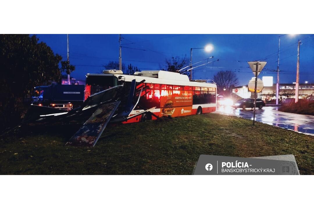 FOTO: Vážna nehoda trolejbusu a smetiarskeho auta, foto 2