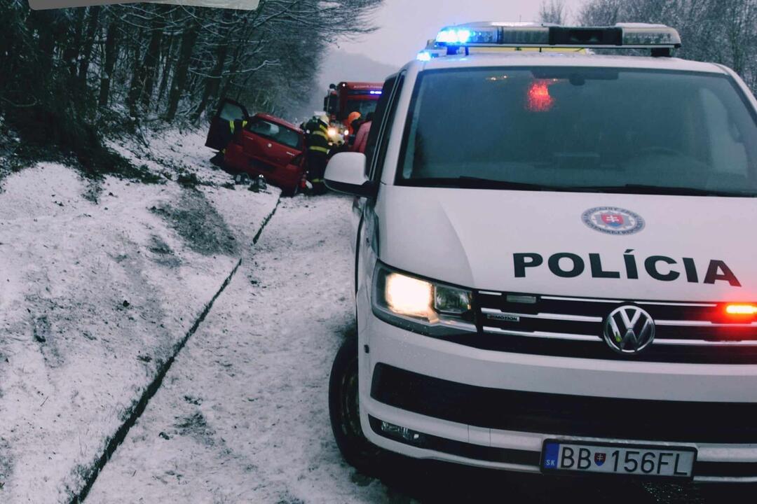 FOTO: Na ceste z Brezna do Banskej Bystrice skončila vodička v priekope, foto 2