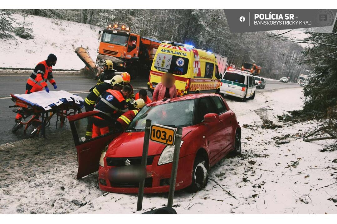 FOTO: Na ceste z Brezna do Banskej Bystrice skončila vodička v priekope, foto 3