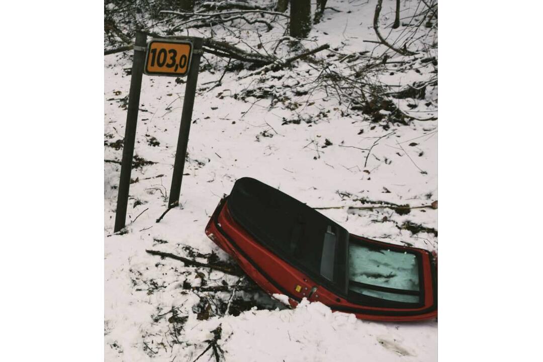 FOTO: Na ceste z Brezna do Banskej Bystrice skončila vodička v priekope, foto 4