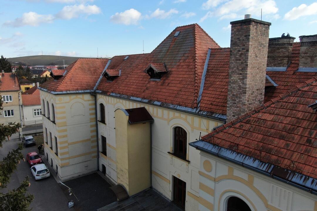 FOTO: Poškodená strecha bývalého sirotinca v Rimavskej Sobote, foto 1