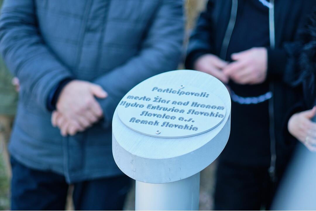 FOTO: V Žiari nad Hronom odhalili novú plastiku. Mapuje históriu výroby hliníka, foto 1