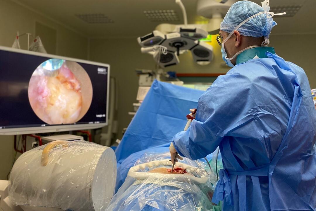FOTO: Neurochirurgovia z banskobystrickej nemocnice zoperovali pacientku pomocou spinálnej plne endoskopickej 4K zostavy, foto 1
