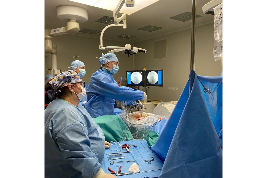 FOTO: Neurochirurgovia z banskobystrickej nemocnice zoperovali pacientku pomocou spinálnej plne endoskopickej 4K zostavy, foto 2