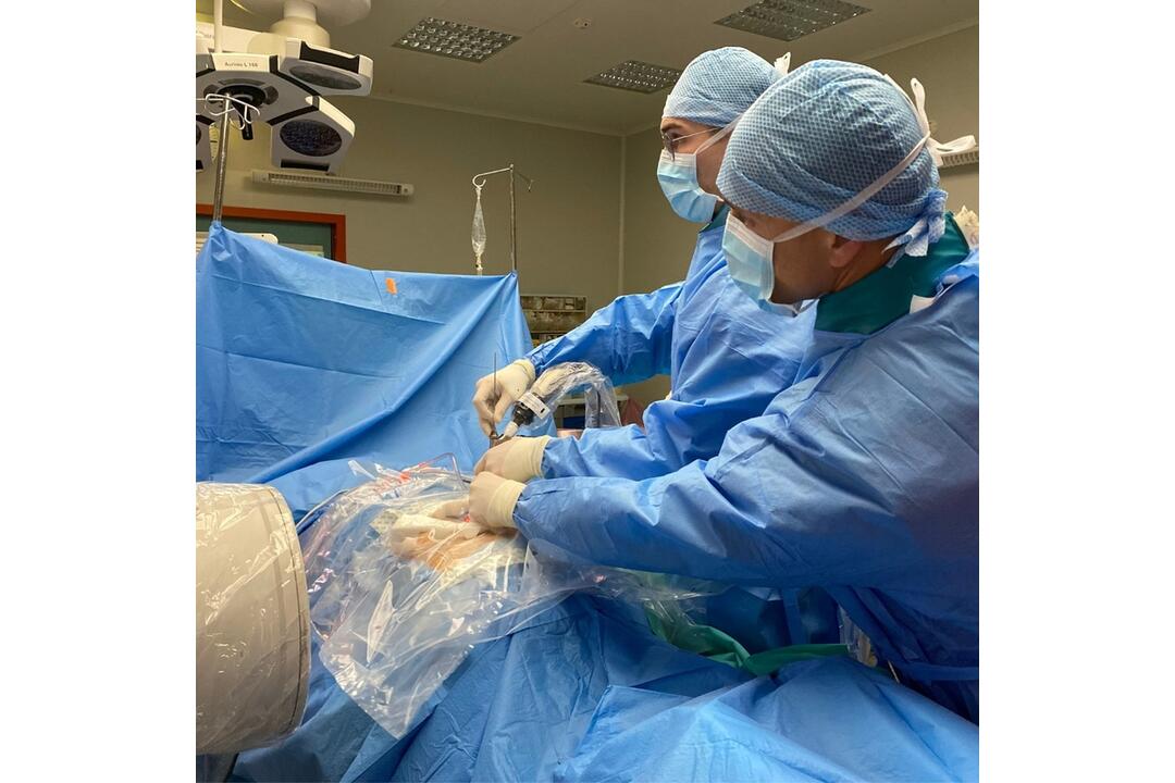 FOTO: Neurochirurgovia z banskobystrickej nemocnice zoperovali pacientku pomocou spinálnej plne endoskopickej 4K zostavy, foto 3