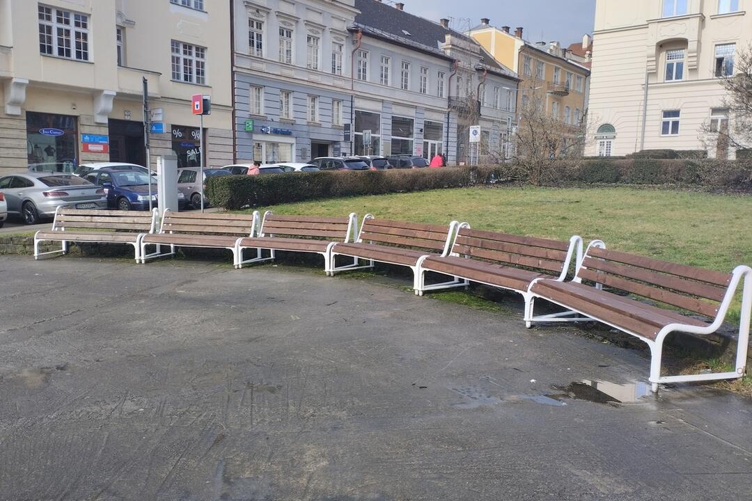 FOTO: Oprava lavičiek v Banskej Bystrici, foto 2